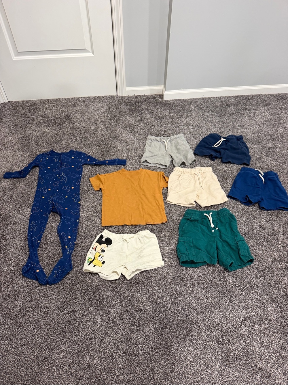 Boy’s 2T lot of Tshirt, Footed Pajamas and 6 Shorts in Play Condition
